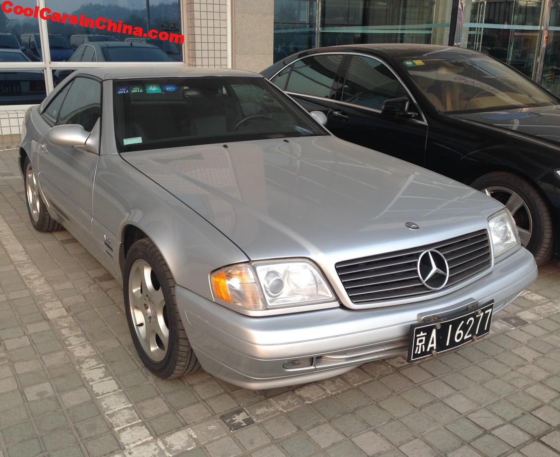 A Rare R129 Mercedes-Benz SL600 With Black License Pates In China