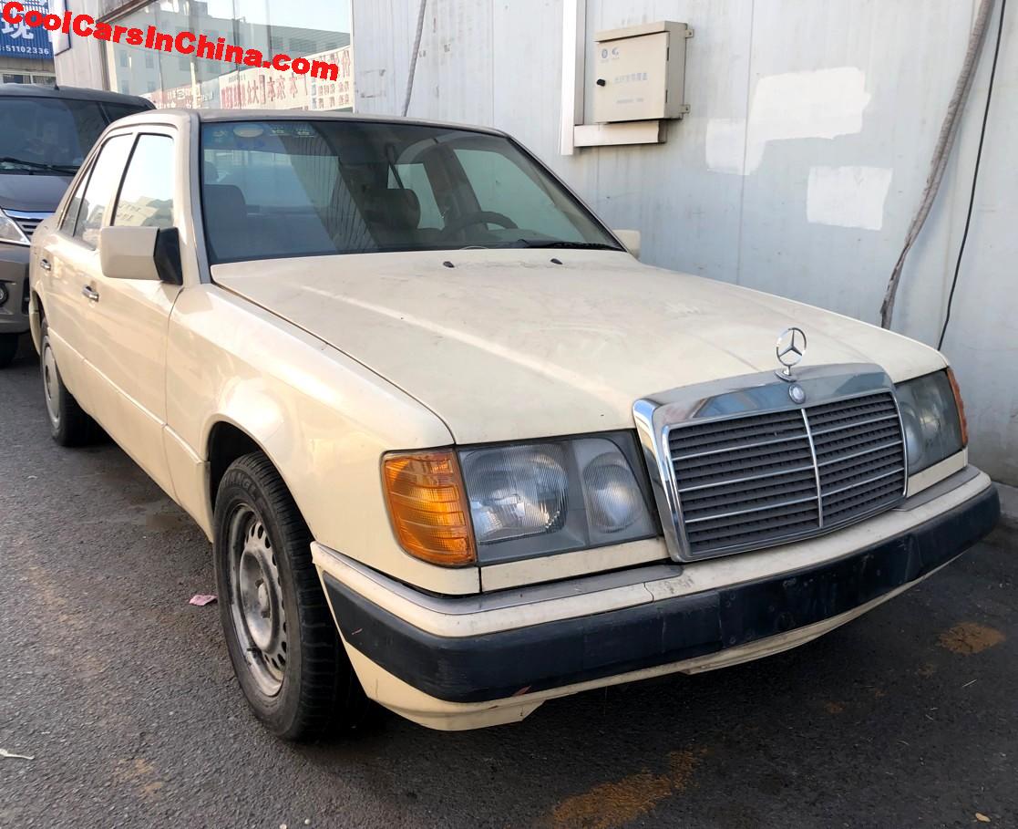 Mercedes-Benz W124 E-Class 220E Makes Beige Almost Sexy In China ...