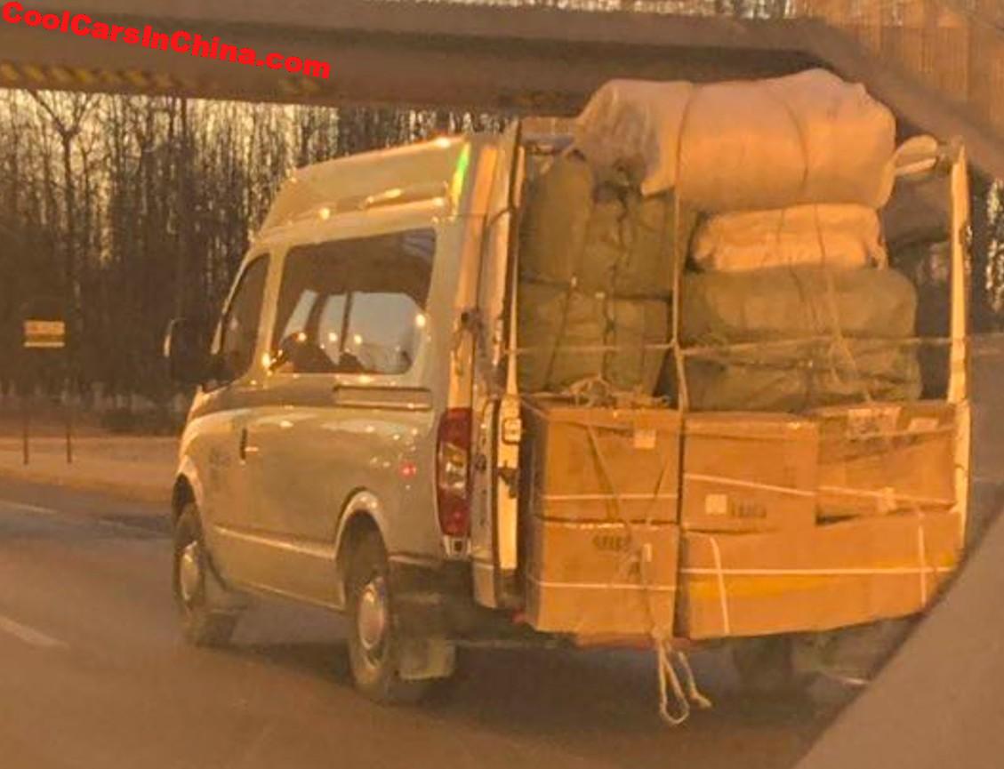 MAXUS★無くなり次第終了★ Maxus V80 Is Slightly Overloaded On The Highway In China