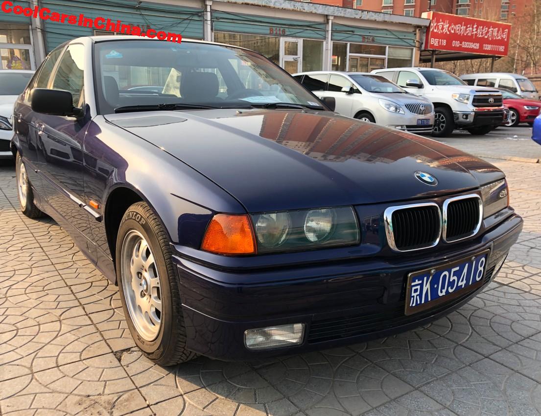E36 BMW 318i Is A Beautiful Old-School Sedan In China